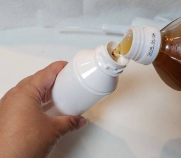 食パンに麦茶を吹きかけると？　意外な結果に「驚いた」「早速やる」