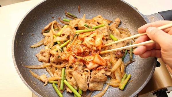 ご飯が止まらない！　現役シェフが教える、豚肉とキムチを使った一品が？