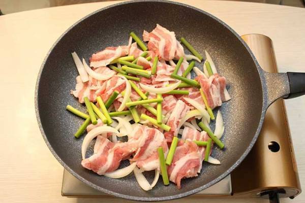 ご飯が止まらない！　現役シェフが教える、豚肉とキムチを使った一品が？