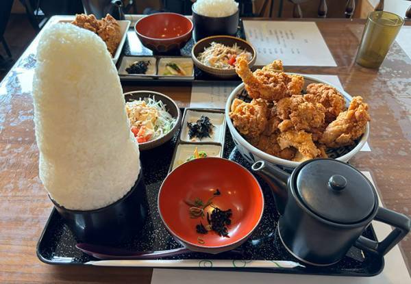 『爆盛り』すぎるからあげ定食　１枚に「驚くのはそっちじゃない」「職人の技」