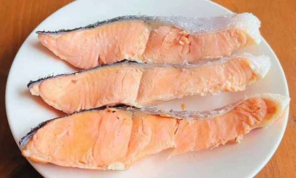 フライパンでも焼かない？　塩しゃけのレシピに「目からウロコ」「食卓が変わる」