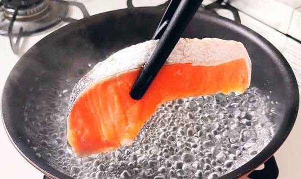 フライパンでも焼かない？　塩しゃけのレシピに「目からウロコ」「食卓が変わる」