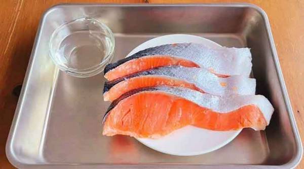 フライパンでも焼かない？　塩しゃけのレシピに「目からウロコ」「食卓が変わる」