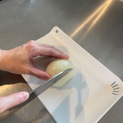 半分に切ったタマネギを…　最短のみじん切りに「楽すぎる」「夫に自慢する」