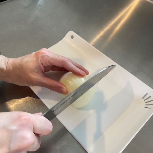 半分に切ったタマネギを…　最短のみじん切りに「楽すぎる」「夫に自慢する」