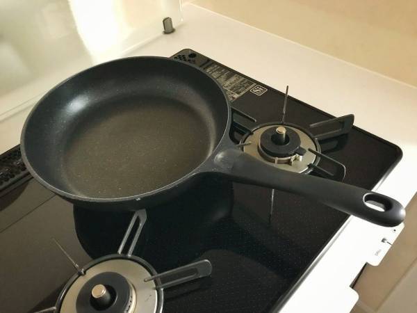 フライパンでレトルト食品を湯煎するのは避けて　企業の注意喚起に「コレは危険」