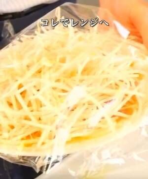 もやしを電子レンジに入れる様子