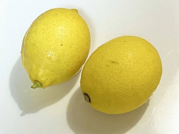 レモンを『斜め』にカットして…　絞ったら「盲点だった」「これが正解」