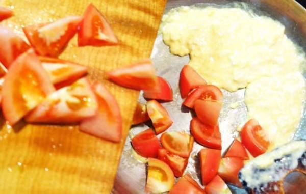 「大さじ２杯入れてみて」　炒め物の卵が硬くならない裏技