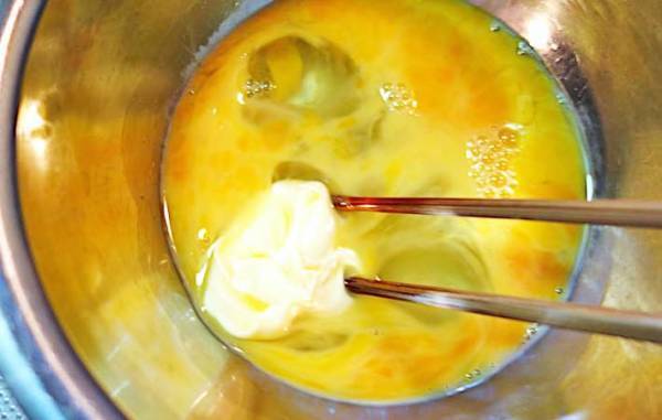 「大さじ２杯入れてみて」　炒め物の卵が硬くならない裏技