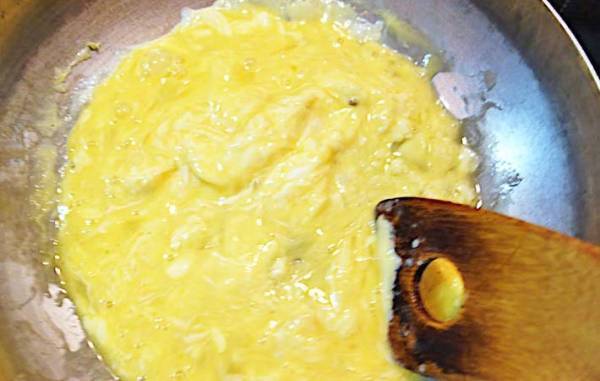 「大さじ２杯入れてみて」　炒め物の卵が硬くならない裏技