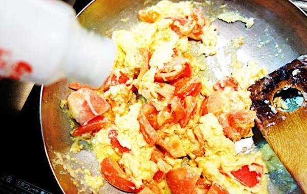 「大さじ２杯入れてみて」　炒め物の卵が硬くならない裏技