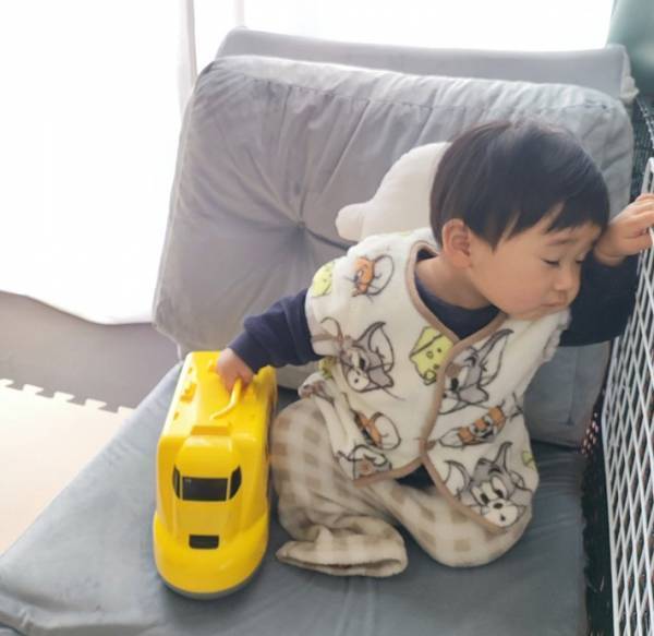 母親「何度見ても面白い」　まるで酔っ払いのような０歳児が、こちら