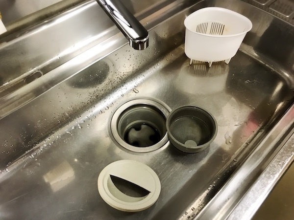 排水口掃除が効率化！　手間いらずの裏技に「どれも簡単」「すぐできそう」