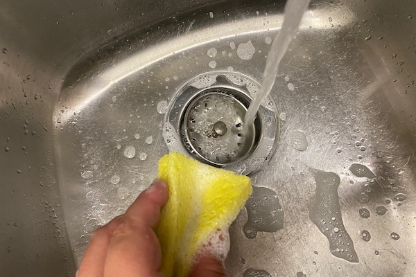 排水口掃除が効率化！　手間いらずの裏技に「どれも簡単」「すぐできそう」