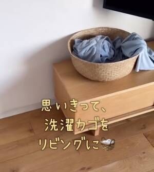 洗濯かごに脱いだ服を入れた様子