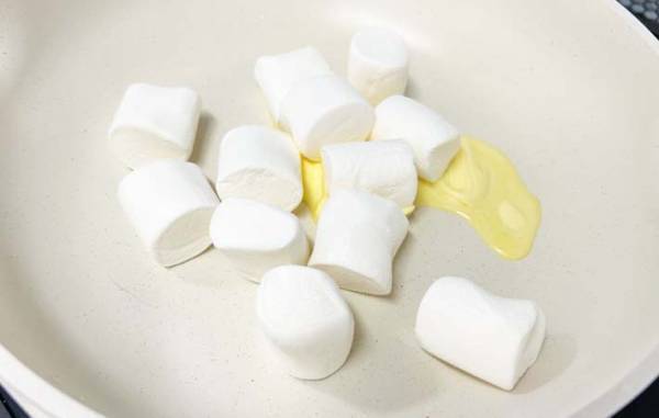 「なぜか手が止まらない」　溶かしたマシュマロと混ぜたのは…？