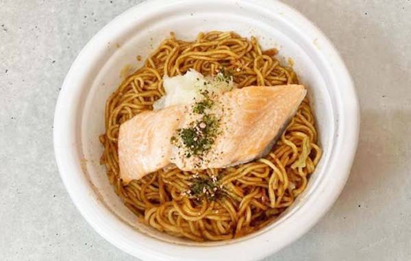 『焼そばU.F.O.』にのせたモノに「思わず笑った」「意外にもあり」