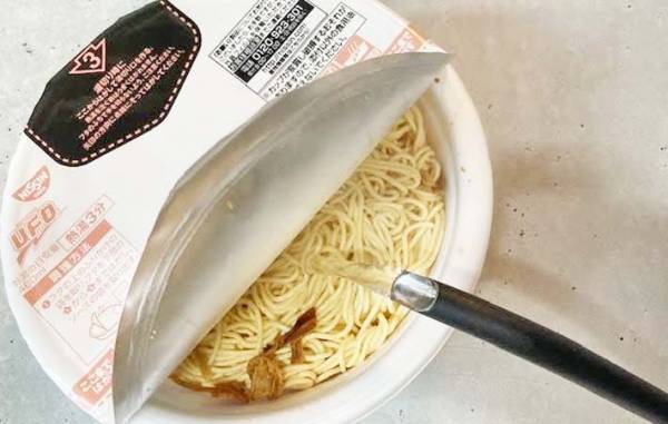 『焼そばU.F.O.』にのせたモノに「思わず笑った」「意外にもあり」