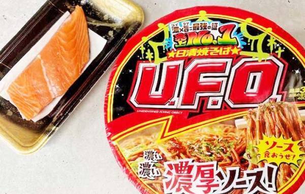 『焼そばU.F.O.』にのせたモノに「思わず笑った」「意外にもあり」