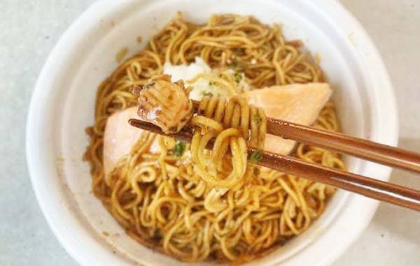 『焼そばU.F.O.』にのせたモノに「思わず笑った」「意外にもあり」