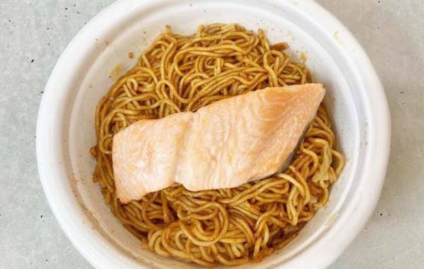 『焼そばU.F.O.』にのせたモノに「思わず笑った」「意外にもあり」