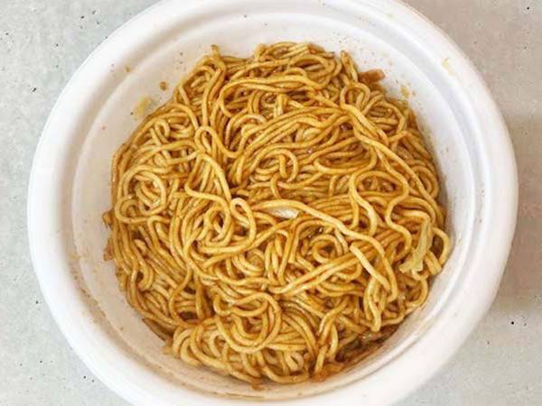 『焼そばU.F.O.』にのせたモノに「思わず笑った」「意外にもあり」