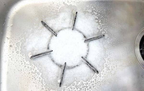 汚れた五徳、放置してない？　花王が教える掃除法に「ゴシゴシしない！」