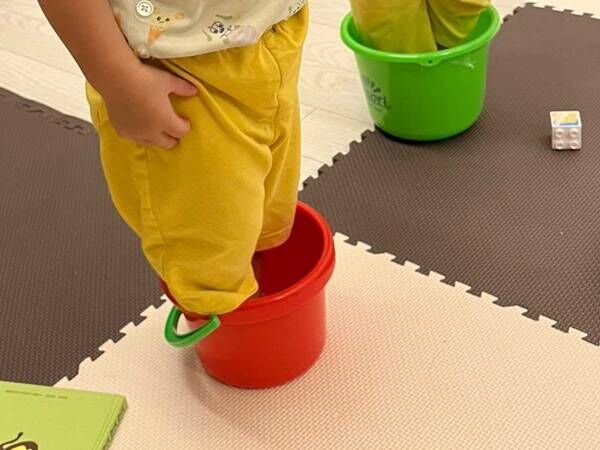 バケツを使って？　１歳双子のなりきったものに「発想がかわいすぎる」