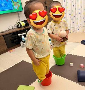 バケツを使って？　１歳双子のなりきったものに「発想がかわいすぎる」