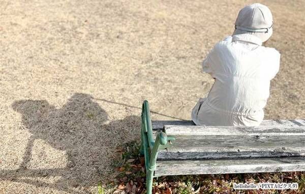 ベンチに座る年配女性の画像