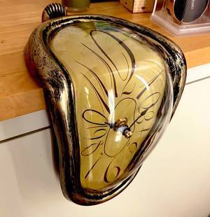 「へにょへにょの時計を買った」　写真に「時空ゆがんでる」