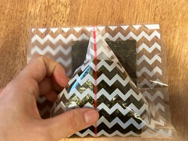 まだラップで包んでる？　おにぎりは１００均のフィルムで…