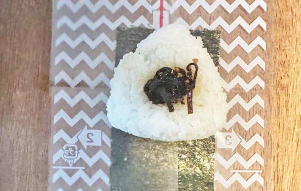 まだラップで包んでる？　おにぎりは１００均のフィルムで…