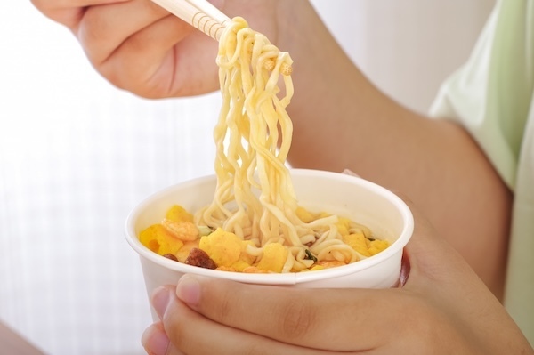 お湯の代わりに入れるのは…　カップラーメンの思わぬ食べ方に「まさかソレ？」「アリかも」