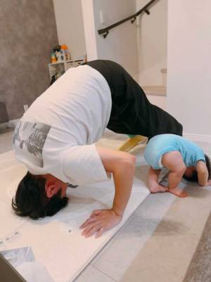 逆さまのポーズで見つめていたのは？　赤ちゃんの写真に「笑った」「かわいすぎ」