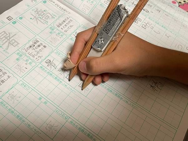苦手な漢字練習に取り組む息子、手元を見ると…　「天才」「これは褒めていい」