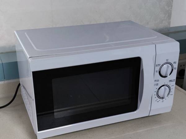 電子レンジの上に置かないで　企業の注意喚起に「すぐやめます」「大丈夫かと…」