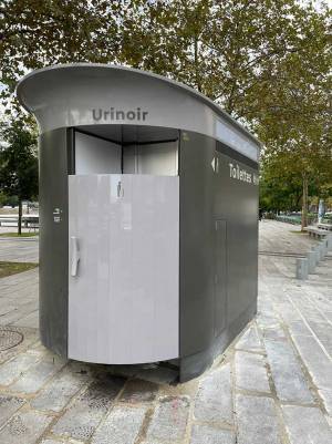 ドアを開けても便器がない…　パリの公衆トイレに驚き！