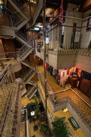 「令和に現存するとは思えない」　ビルの写真に「もはや住んでみたい」「カッコいい」