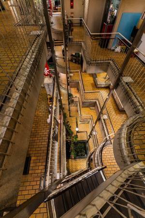 「令和に現存するとは思えない」　ビルの写真に「もはや住んでみたい」「カッコいい」