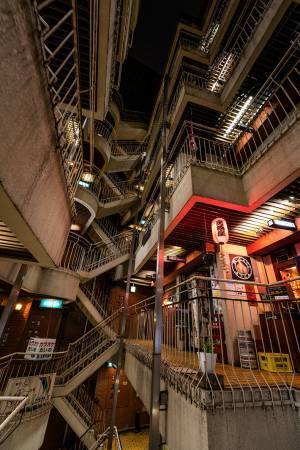 「令和に現存するとは思えない」　ビルの写真に「もはや住んでみたい」「カッコいい」