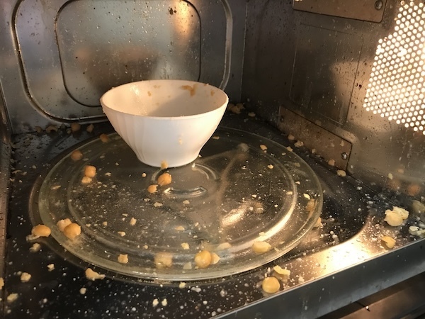 電子レンジでやってはいけないコト　やりがちな３選に「ギクリ」「これウチです」