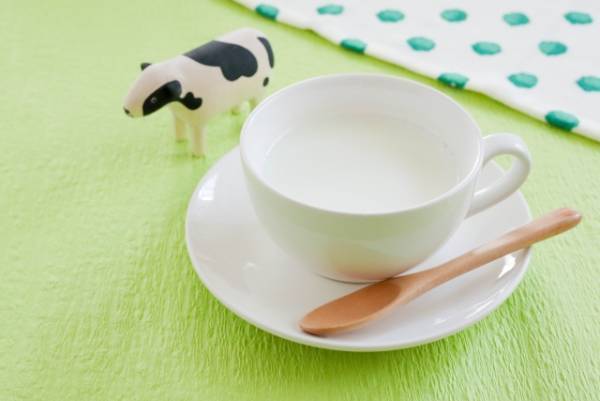 牛乳は冷たいまま？温める？　消化吸収にいいのは…　専門協会の説明に「納得」