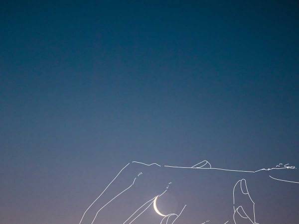 三日月の写真にイラスト描くと？　２４万人がうっとりした１枚に「泣ける」「感動した」