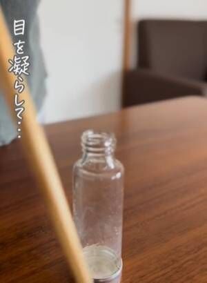 箸と小さい容器の画像