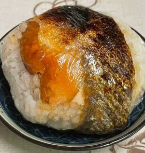 「その手があったか！」　新しい鮭おにぎりに「贅沢すぎる」「おいしそう」