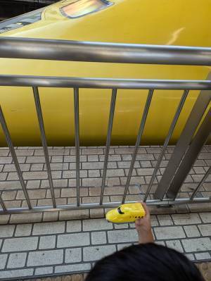 ドクターイエローのオモチャを掲げる息子、次の瞬間…「夢の共演」「心が浄化される」