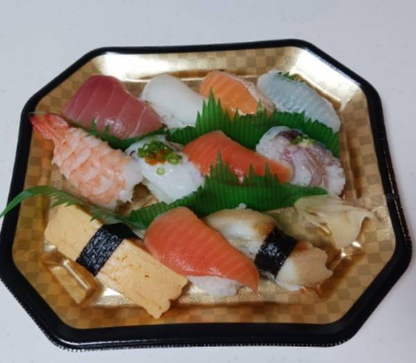 『レンジで４０秒』　パック寿司を温めたら？　「ウソだろ」「これは試したい」