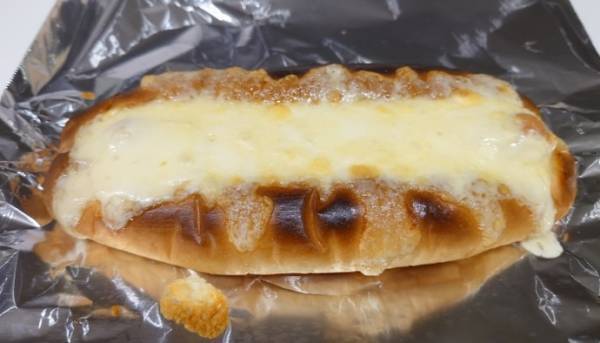 カレーパンを上下に切り分けて…？　中に詰めたら「天才かよ」「発想がすごい」